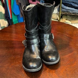 Women’s black double buckle strap boots B1